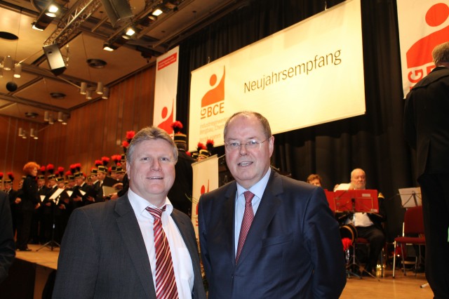Rüdiger Weiß mit Peer Steinbrück beim IGBCE Neujahrsempfang in der Stadhalle Kamen