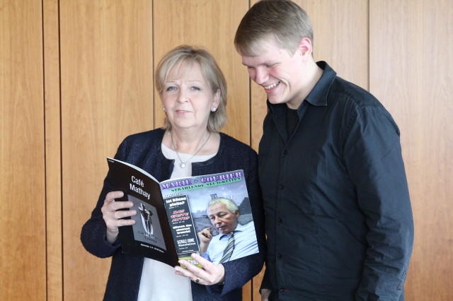 Auch ein Exemplar der letzten Schülerzeitung hatte Mario Winkler für Hannelore Kraft dabei