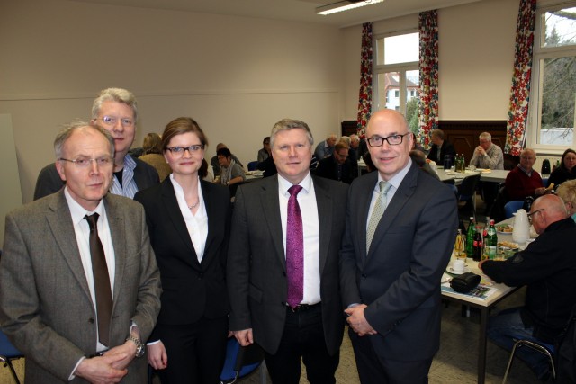 Die Gäste der Podiumsdiskussion (v.l.n.r.): Uwe Kutter, Beigeordneter der Stadt Unna, Hartmut Ganzke MdL, Sarah Philipp MdL, Rüdiger Weiß MdL und Matthias Fischer, Geschäftsführer der UKBS