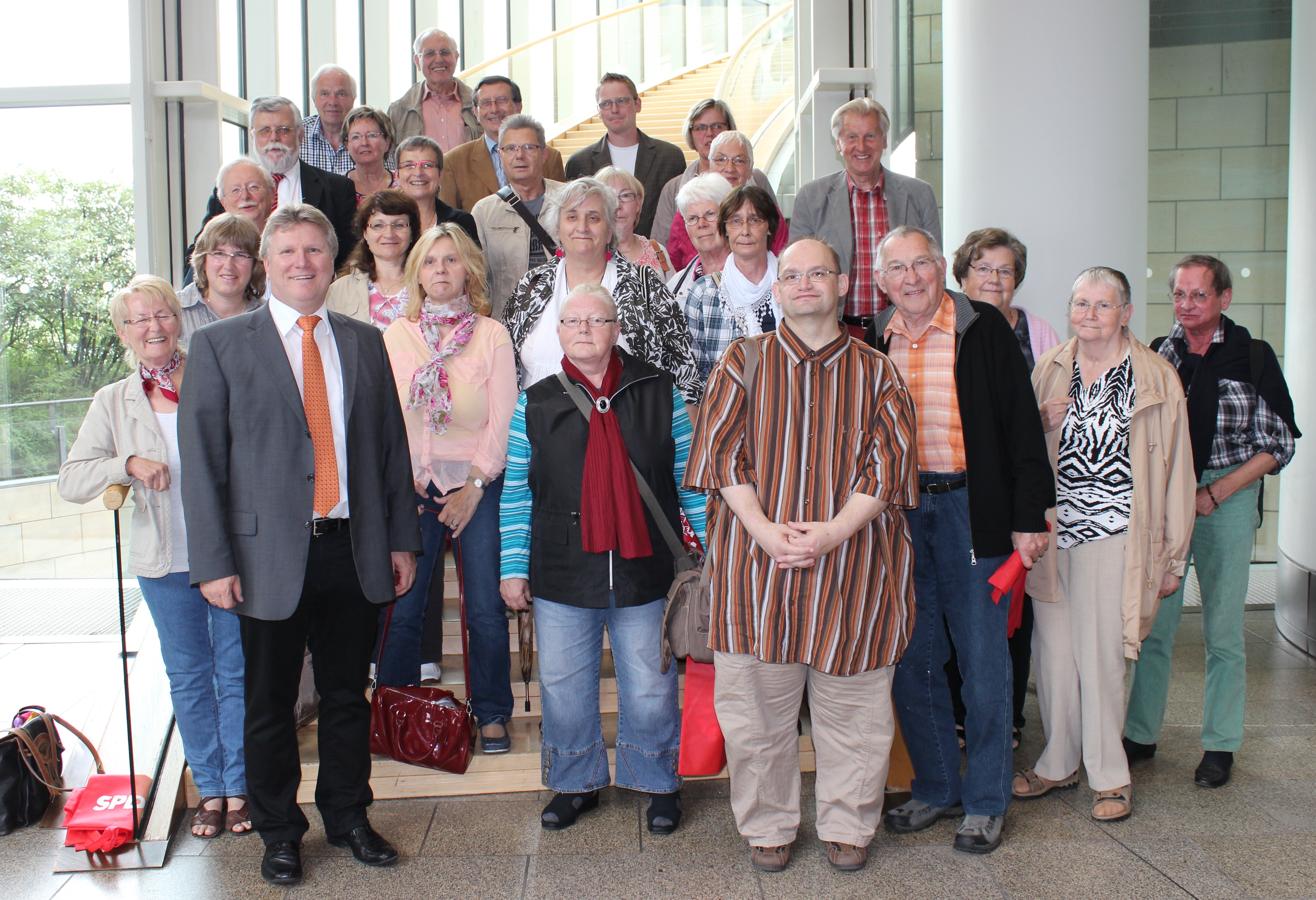 Die Gruppe der Kontaktstelle Sonnenstrahl aus Bergkamen zu Besuch bei Rüdiger Weiß im Landtag