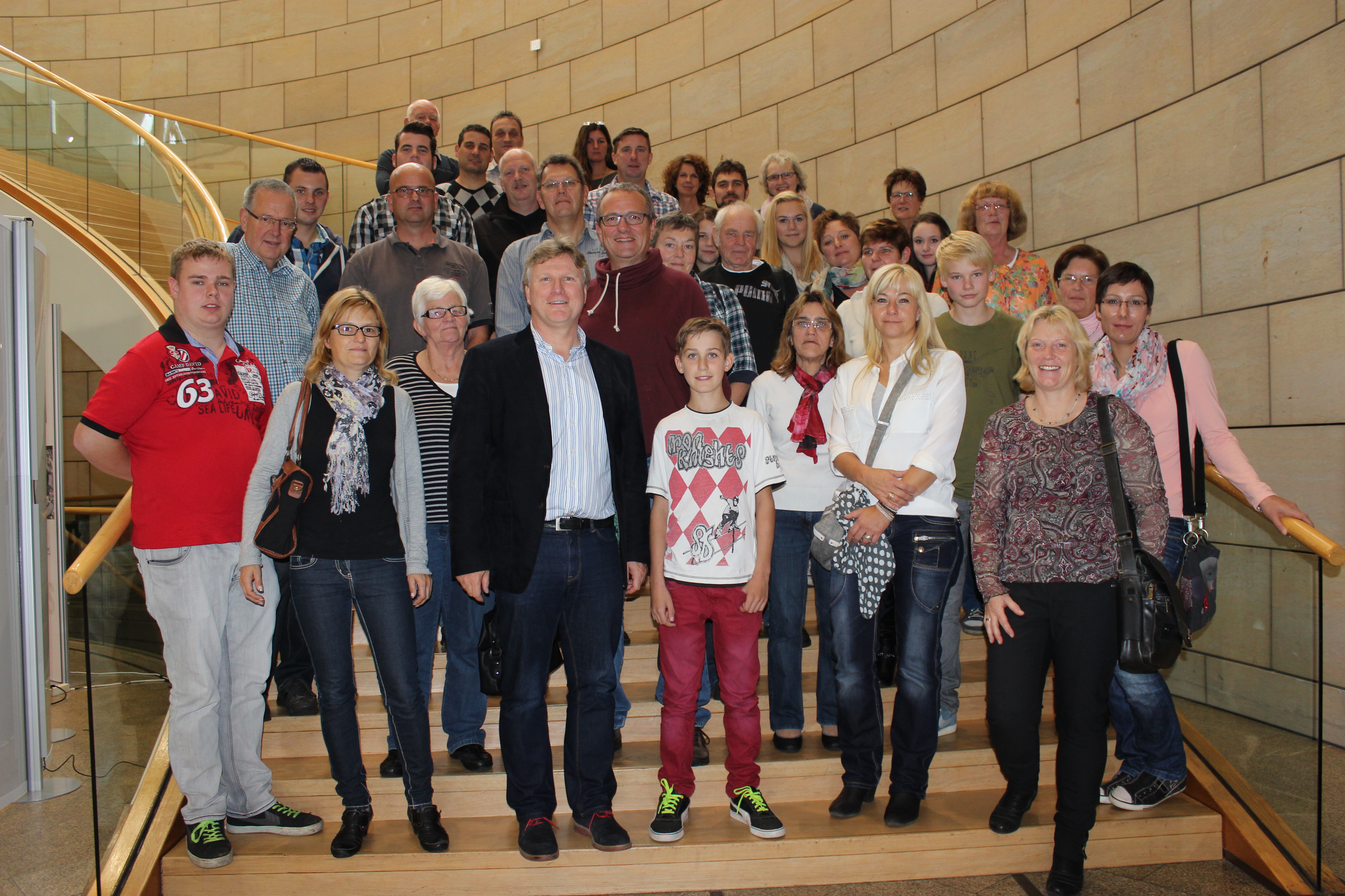 Rüdiger Weiß mit den Kanuten aus Rünthe im Düsseldorfer Landtag