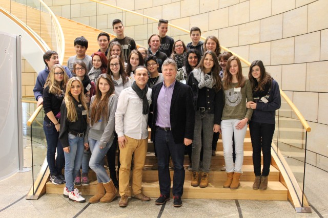 Rüdiger Weiß mit den Schülerinnen und Schülern der Gesamtschule Waltrop