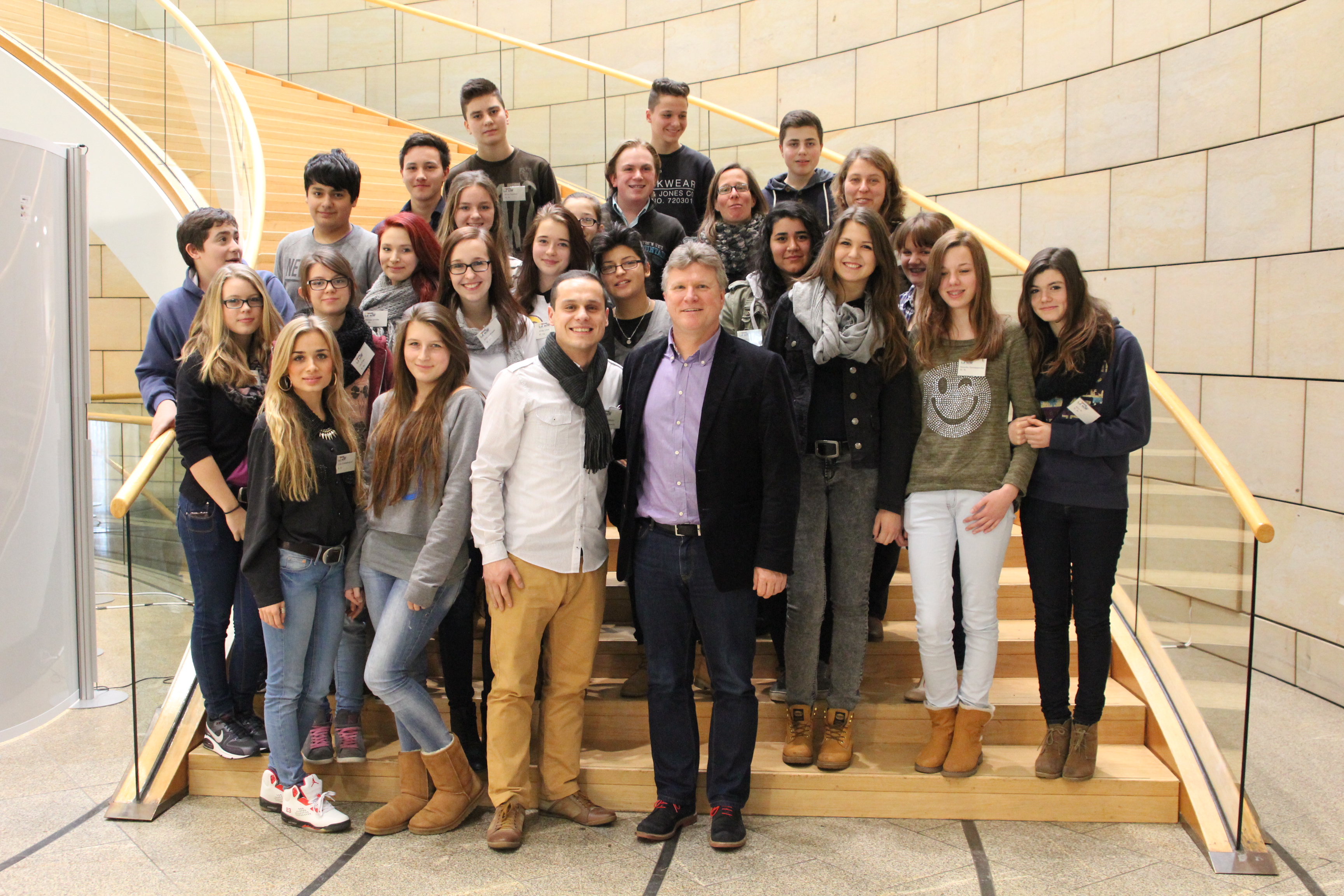 Rüdiger Weiß mit den Schülerinnen und Schülern der Gesamtschule Waltrop
